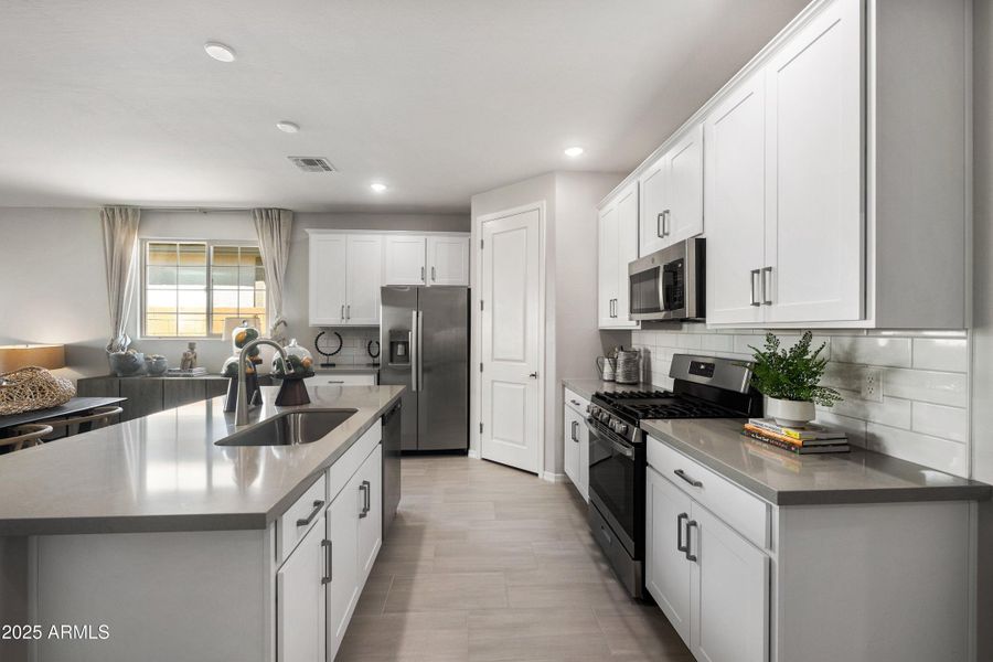 06-22808-E-Round-Up-Way-6 06-22808-E-Round-Up-Way-6