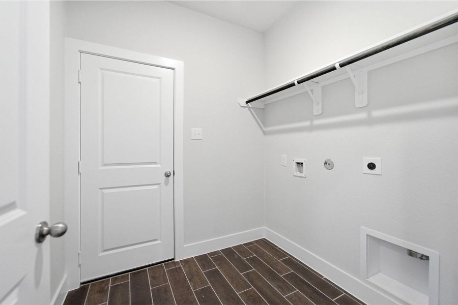 Spacious, unfurnished interior of a new home in Caney Mills, Conroe (Image 14).