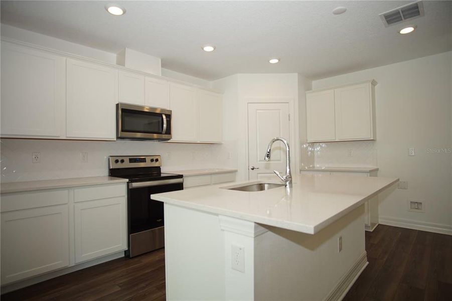 Furnished interior view inside a new home in Summers Cay, Thonotosassa (Image 4).