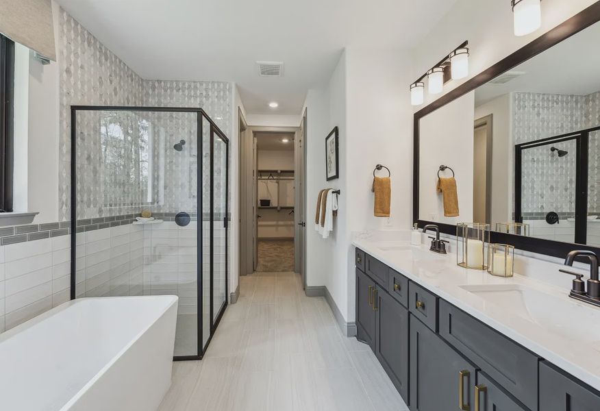 Plan 3059 primary bath - staged - 13 of 20