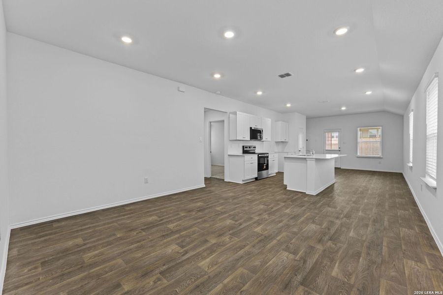 Spacious, unfurnished interior of a new home in Laurel Vistas, San Antonio (Image 12).