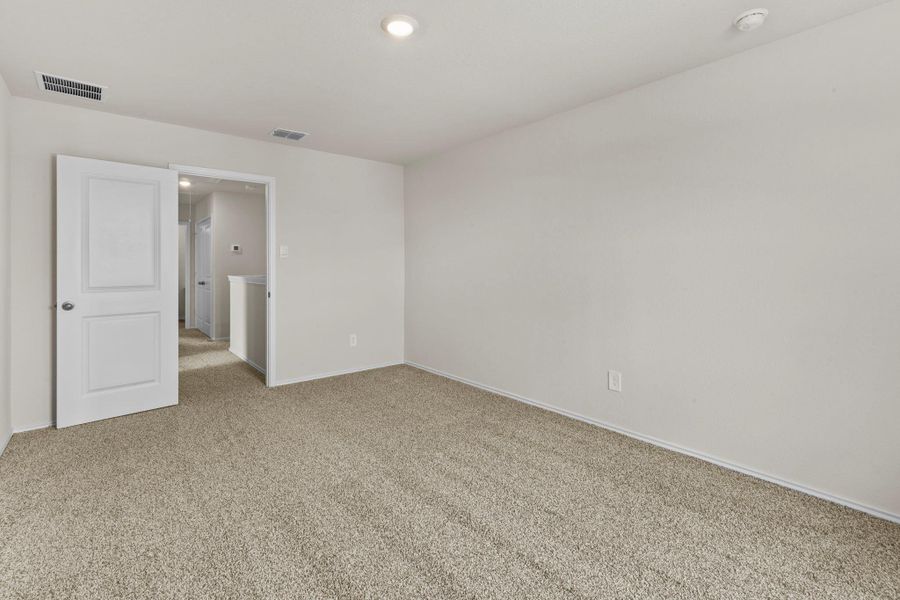 Spacious, unfurnished interior of a new home in Sunset Oaks, Maxwell (Image 27).