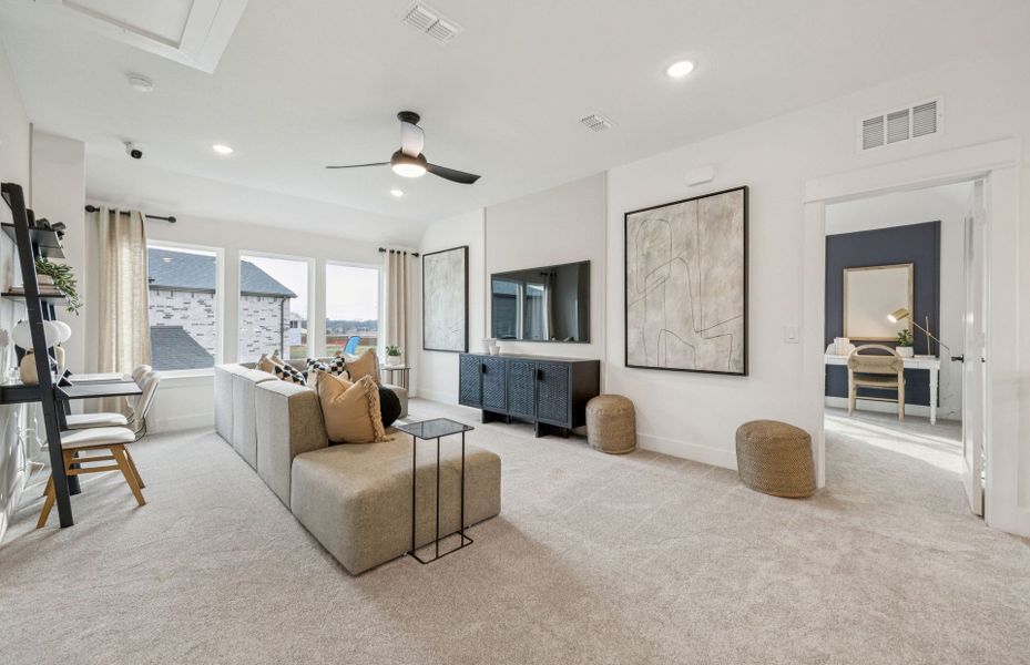Representative furnished interior of a home built from the Rainier by Pulte Homes in Parks of Village Creek, Burleson (Image 34).