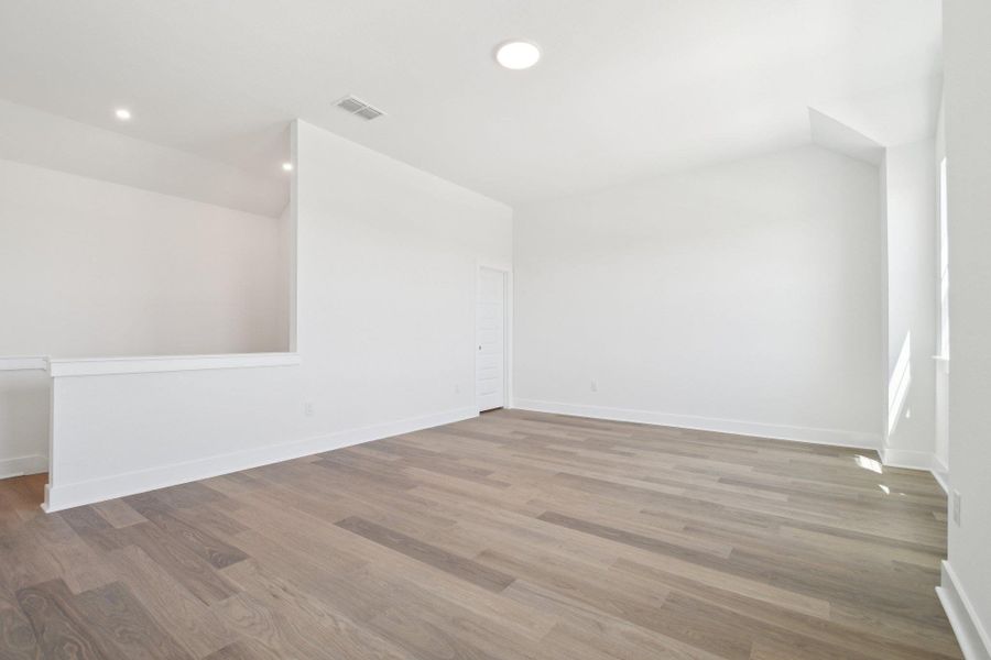 Spacious, unfurnished interior of a new home in Persimmon, Buda (Image 34).