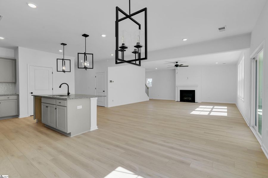 Spacious, unfurnished interior of a new home in Lynbrook, Boiling Springs (Image 18).