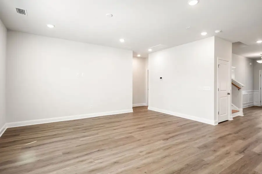 Spacious, unfurnished interior of a new home in Waterways, Richmond Hill (Image 49).