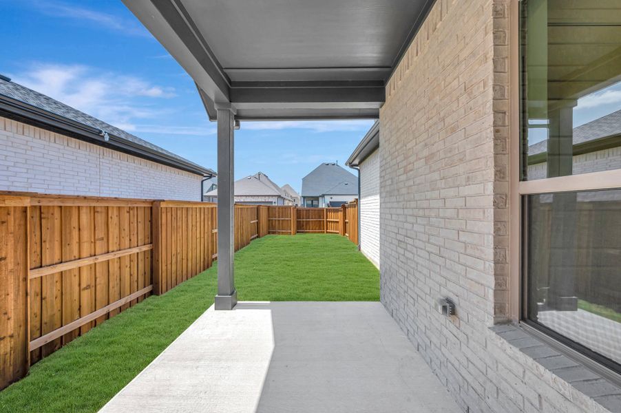 Exterior details and patio area of a home in Mantua Point Gardens, Van Alstyne (Image 3).