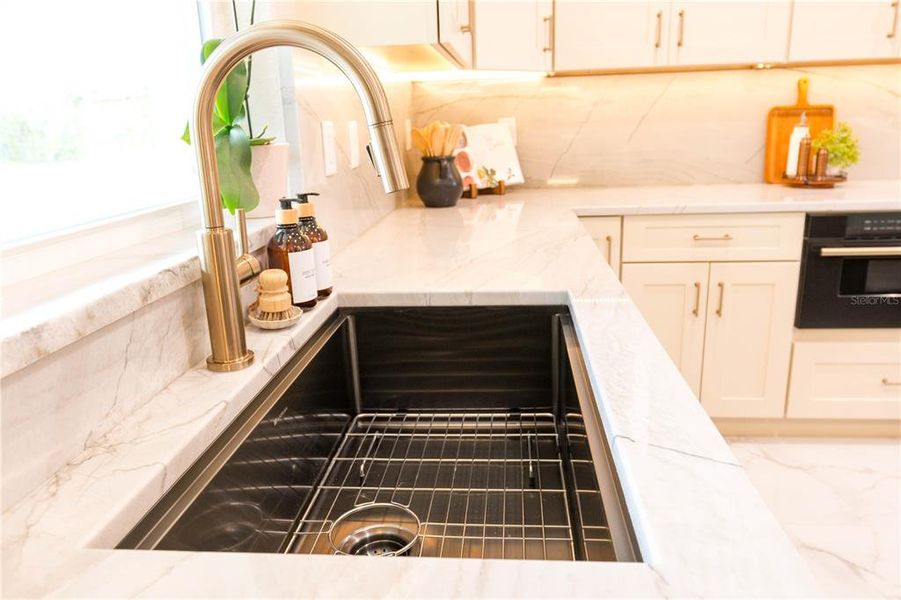 Close-up of interior finishes inside a home in , Dunnellon (Image 20).