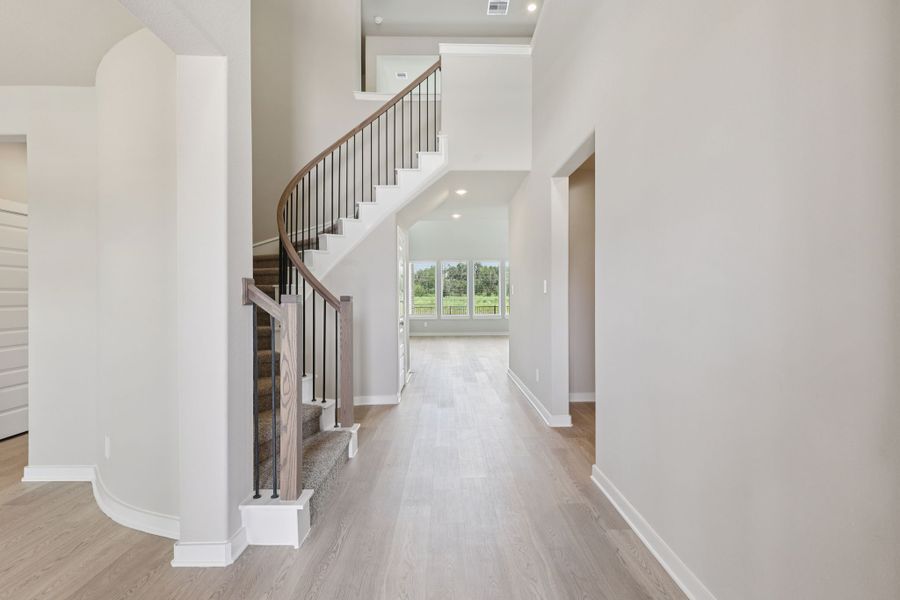 Spacious, unfurnished interior of a new home in Kingdom Heights, Rosenberg (Image 11).