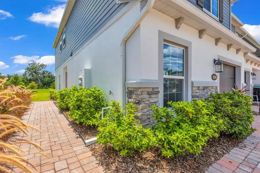 Exterior details and patio area of a home in , Orlando (Image 4).