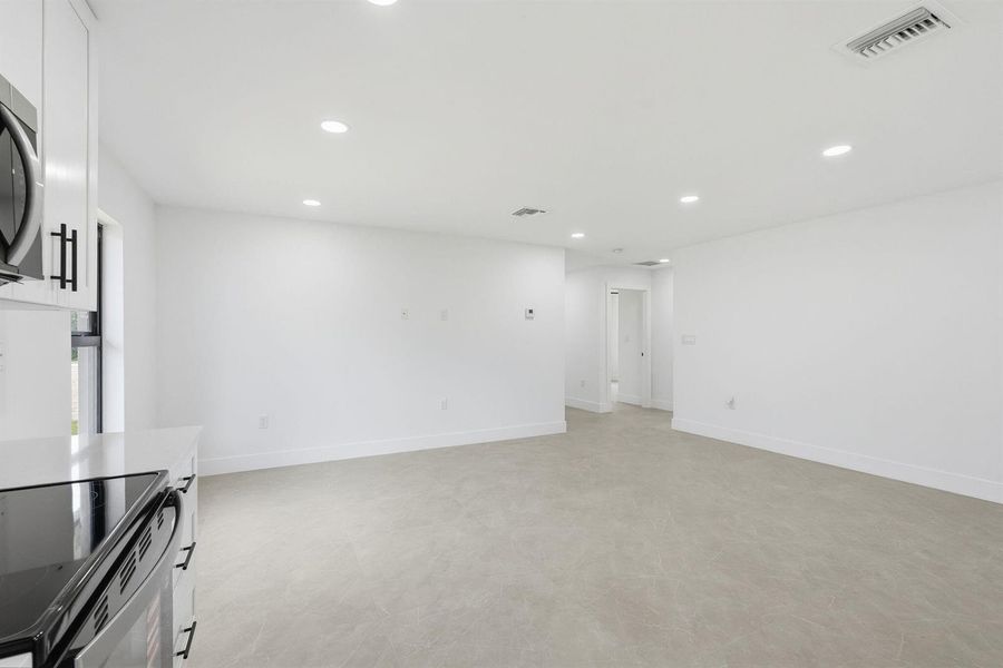 28-web-or-mls-18477_W_Sycamore_Dr_06377