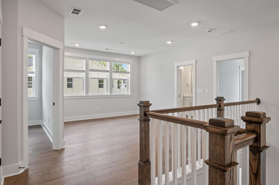 Spacious, unfurnished interior of a new home in Oak Bend, Charleston (Image 16).