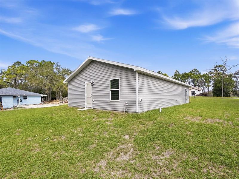 Exterior details and patio area of a home in , Weeki Wachee (Image 37).