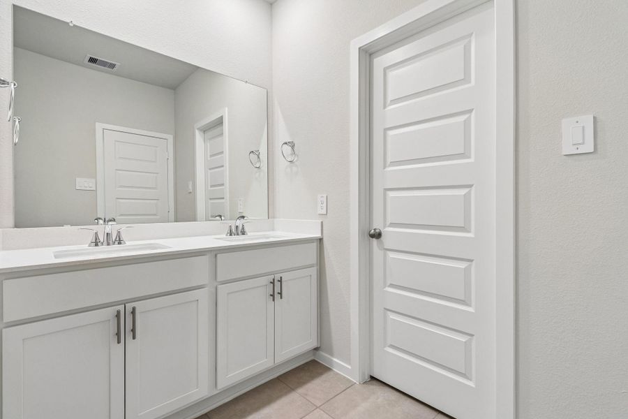 Furnished interior view inside a new home in Cole Creek Crossing, Houston (Image 11). Furnished interior view inside a new home in Cole Creek Crossing, Houston (Image 11).