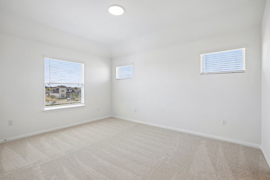 Spacious, unfurnished interior of a new home in Porter Country, Buda (Image 18).