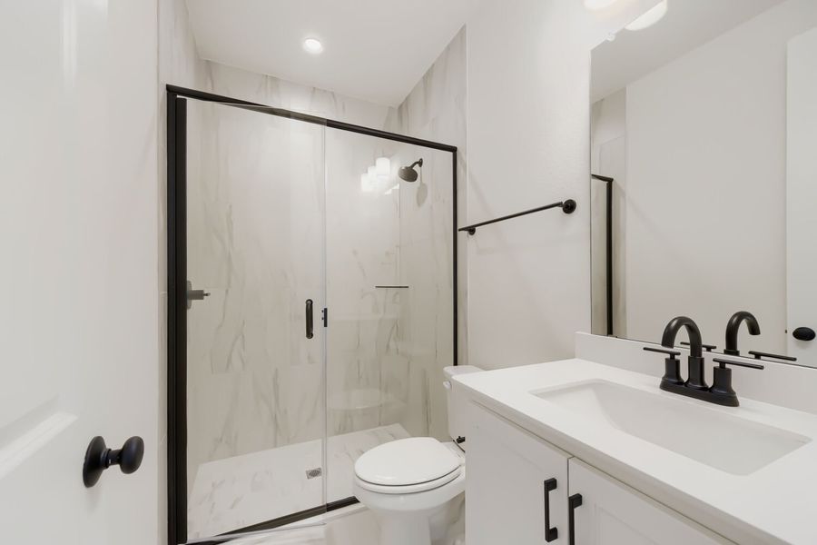1636 Corrnwall - Full Bathroom