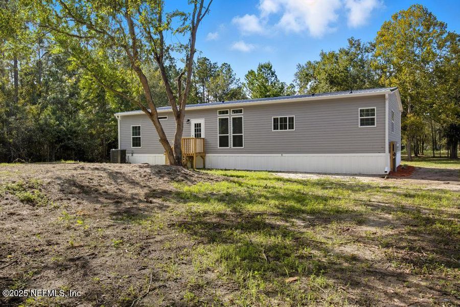 Exterior details and patio area of a home in , Macclenny (Image 23).