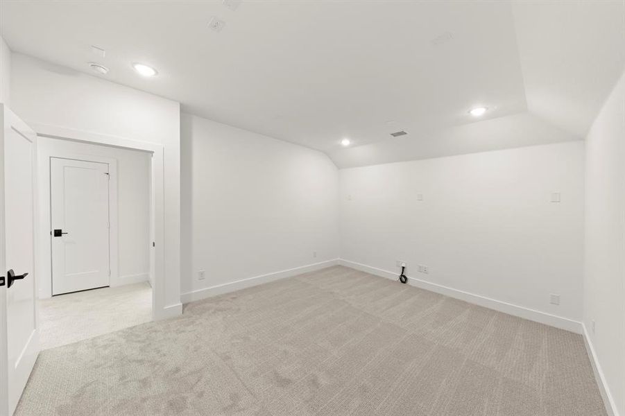 21. 3101 Hoyle - Media