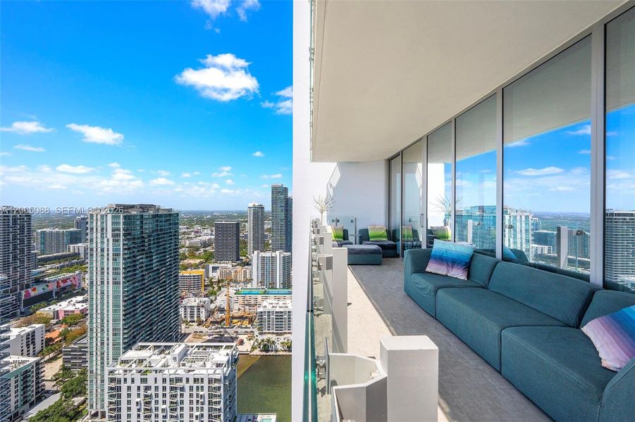 Condo located in Miami, FL showcasing its design and architecture (Image 33).