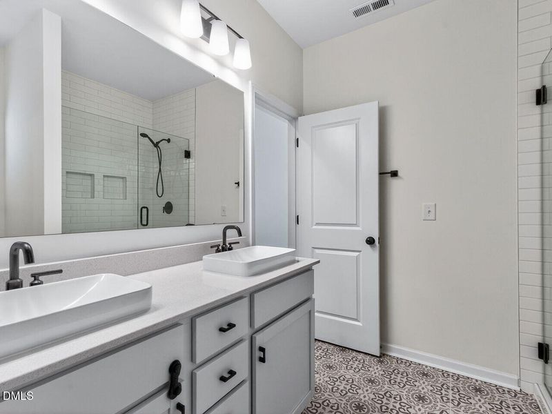 023-1280x960-primary-bath