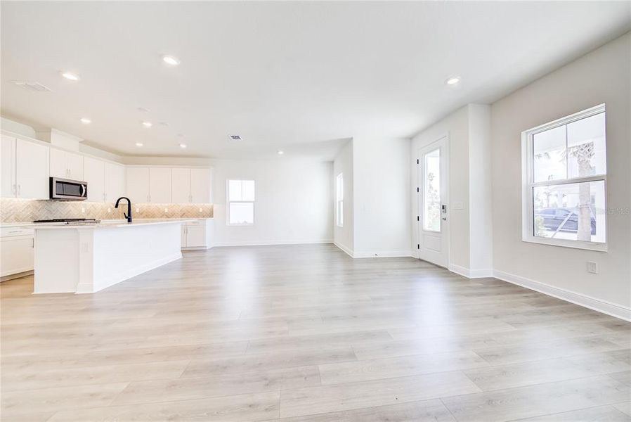 Spacious, unfurnished interior of a new home in Bungalow Walk at Lakewood Ranch, Sarasota (Image 29).