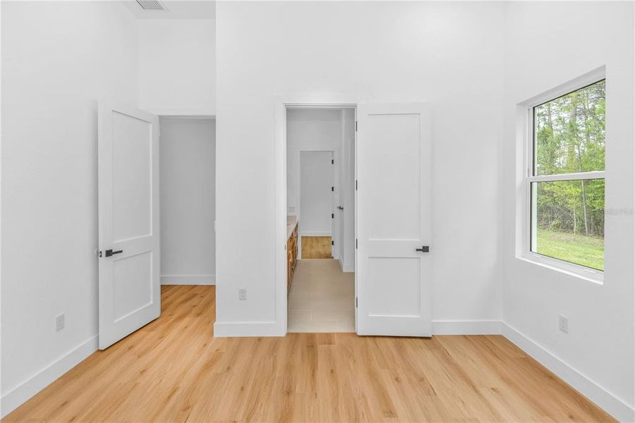 Spacious, unfurnished interior of a new home in , Orlando (Image 38).