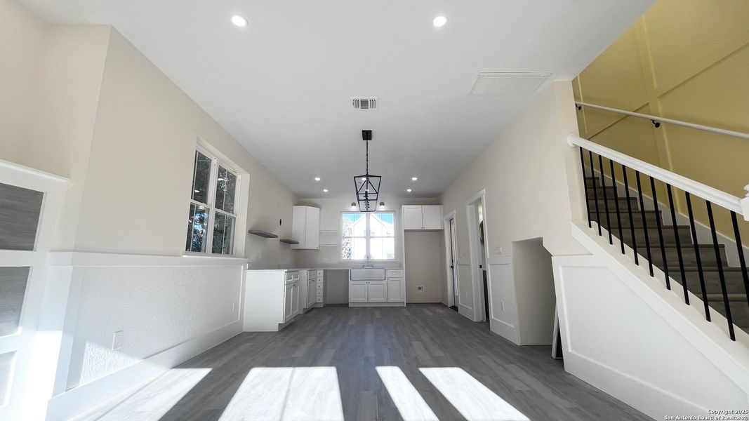 Spacious, unfurnished interior of a new home in , Bandera (Image 8).