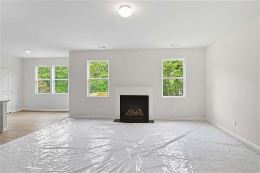 Spacious, unfurnished interior of a new home in Creekside Landing, Dallas (Image 20).