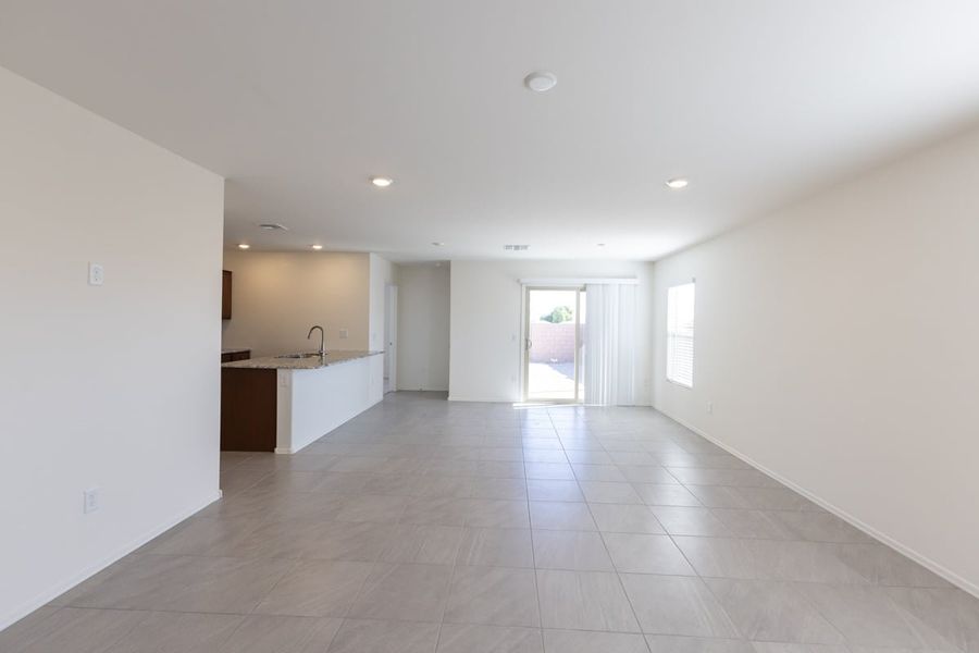 Spacious, unfurnished interior of a new home in Saguaro Haven, Tucson (Image 5).