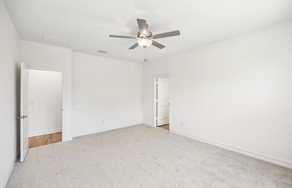 Spacious, unfurnished interior of a new home in Creekview Meadows, Pilot Point (Image 14).