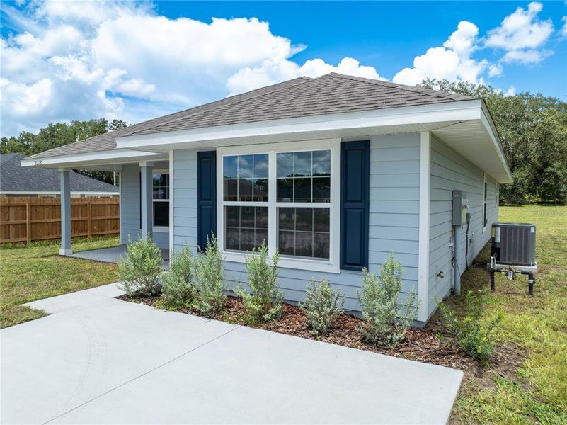 Exterior details and patio area of a home in Rolling Hills, Bell (Image 4).