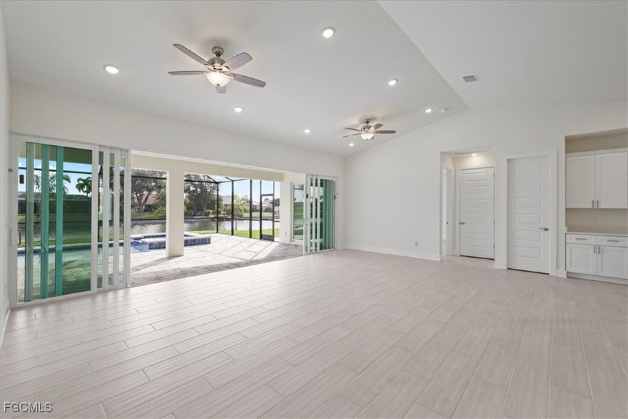 Spacious, unfurnished interior of a new home in Cape Coral, Cape Coral (Image 17).