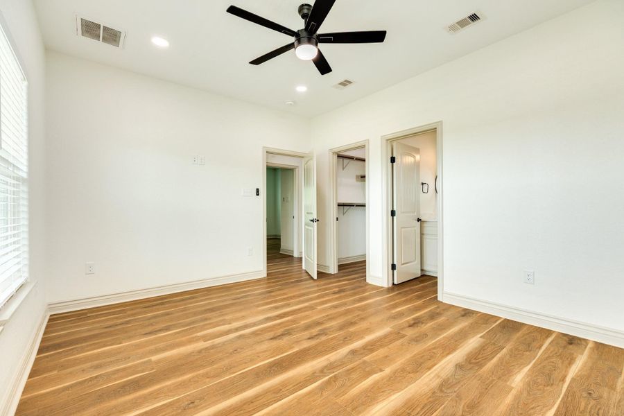 Spacious, unfurnished interior of a new home in , Oyster Creek (Image 14).