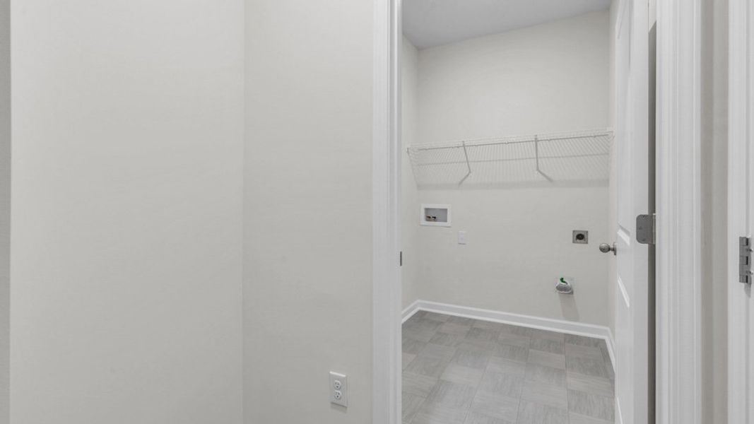 Spacious, unfurnished interior of a new home in Cross Creek, Spring Lake (Image 26).