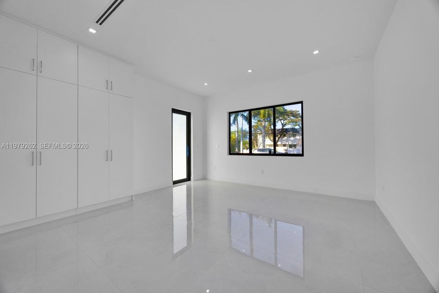 Spacious, unfurnished interior of a new home in , Miami Springs (Image 28).