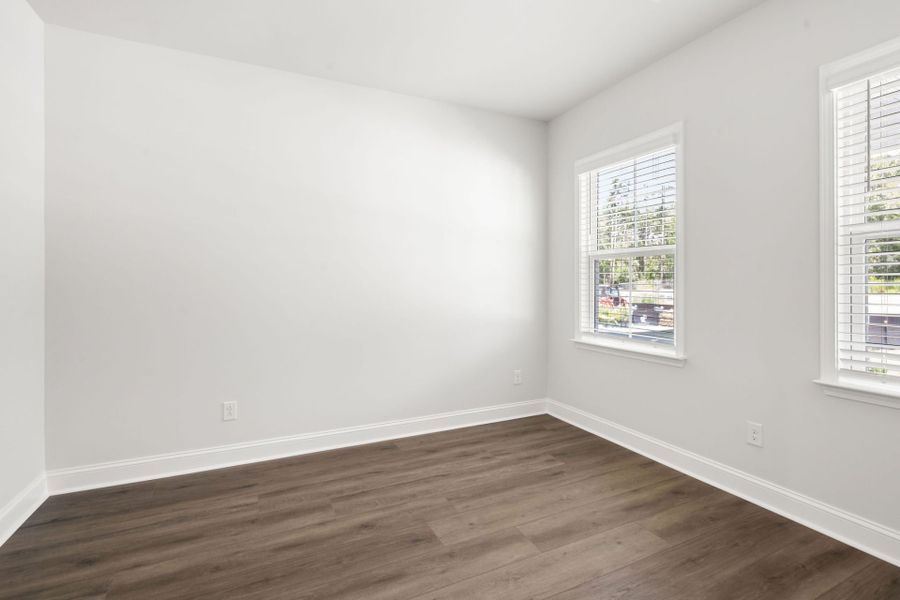 Spacious, unfurnished interior of a new home in Waterways, Richmond Hill (Image 27).
