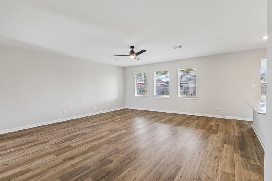 Spacious, unfurnished interior of a new home in Lago Mar, Texas City (Image 12).