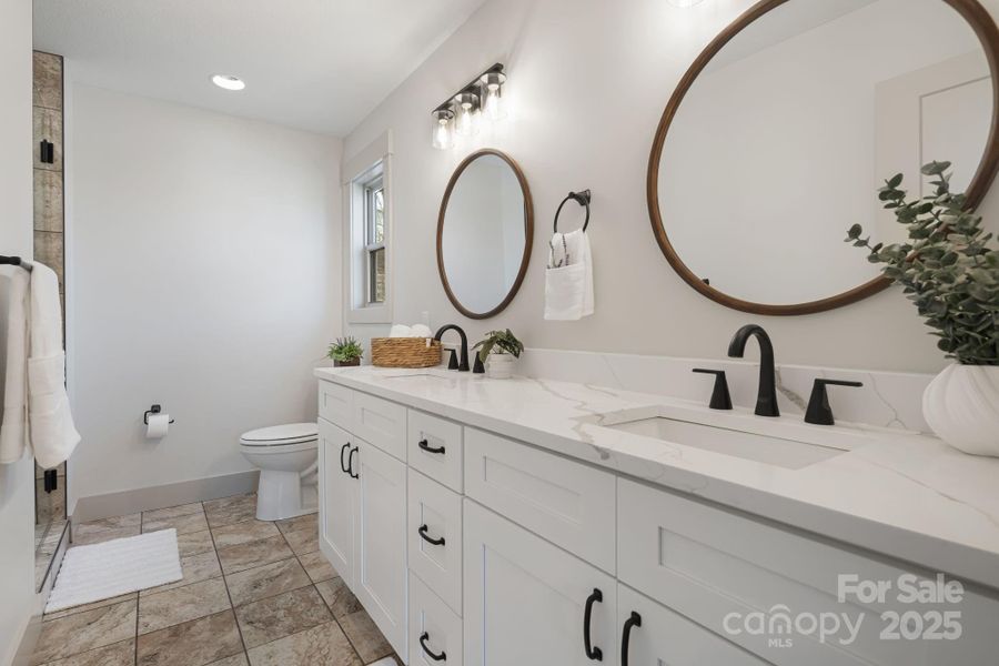 Primary en-suite bathroom w/dual vanity Primary en-suite bathroom w/dual vanity