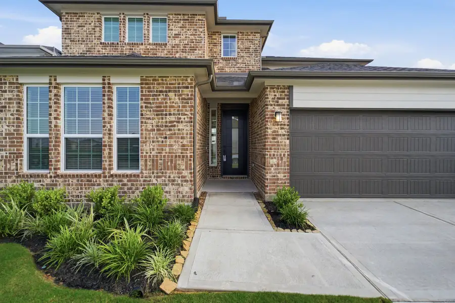 Exterior details and patio area of a home in Sunterra Lakes, Brookshire (Image 3).