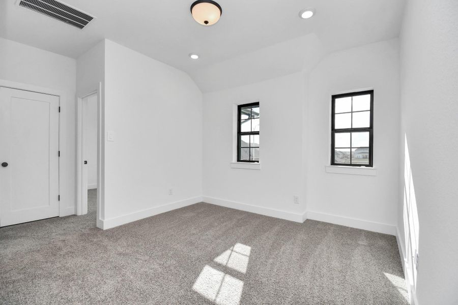 Spacious, unfurnished interior of a new home in Arabella on the Prairie: Premier Collection, Richmond (Image 25).