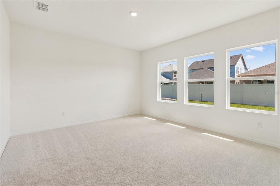 Spacious, unfurnished interior of a new home in Eastlyn, Bradenton (Image 7).