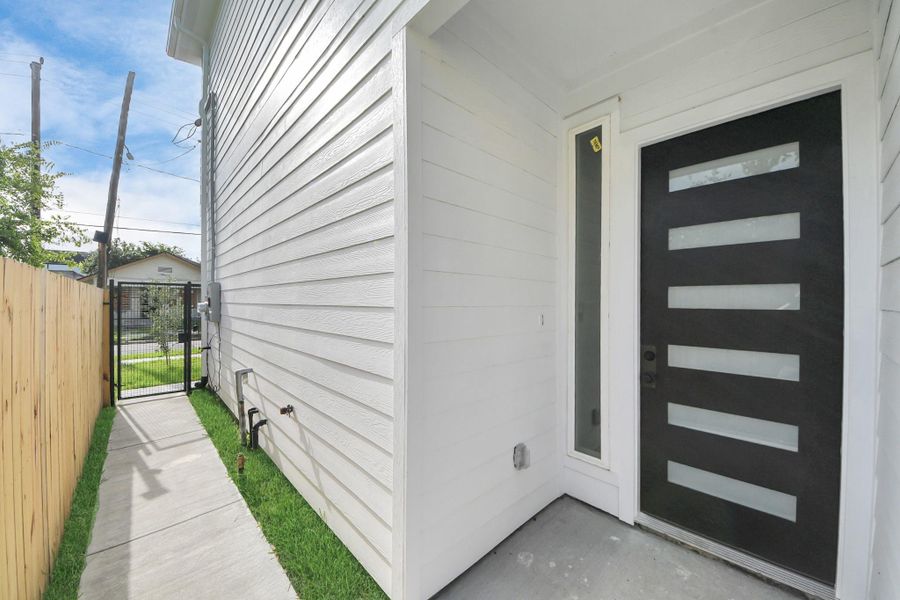 Private gated entry & walkway leading to the front door. Private gated entry & walkway leading to the front door.