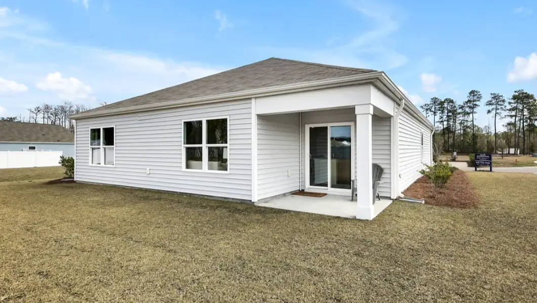 Exterior details and patio area of a home in Eagle Creek, Bolivia (Image 3).