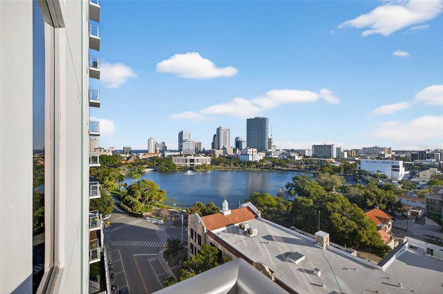 Condo located in St. Petersburg, FL showcasing its design and architecture (Image 4).