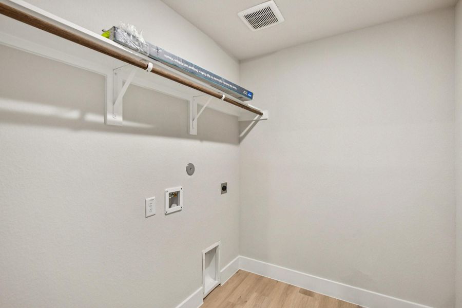 Spacious, unfurnished interior of a new home in Alicante, Houston (Image 22).