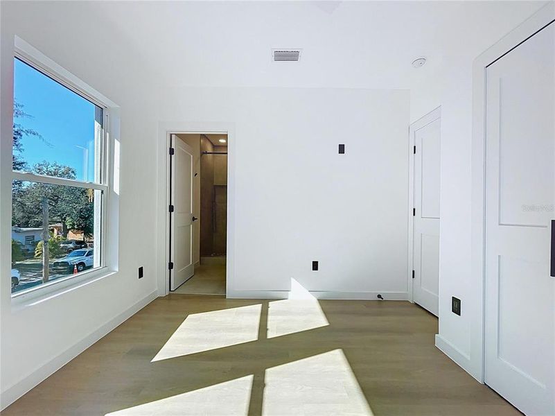 Spacious, unfurnished interior of a new home in , St. Petersburg (Image 61).