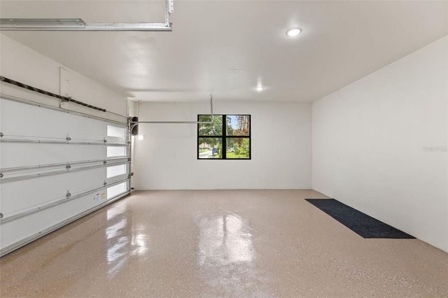 Spacious, unfurnished interior of a new home in , Orlando (Image 27).