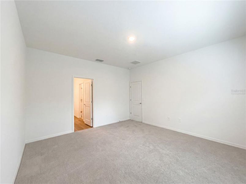 Spacious, unfurnished interior of a new home in Grand Park, Dunnellon (Image 17).