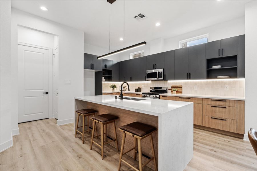 Recessed and pendant lightingcombine to highlight theprecision craftsmanship,emphasizing balance betweenwarmth and modernity.