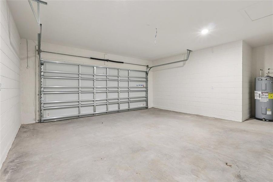 Spacious, unfurnished interior of a new home in Hamilton Bluff, Haines City (Image 28).